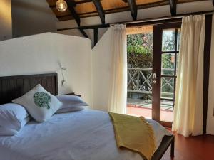 um quarto com uma cama e uma grande janela em Japie's Yard Wanderer's Inn em Swakopmund