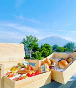 dos cajas de madera llenas de diferentes tipos de comida en ヴィラ山間堂Premier Garden Villa BBQ Bonfire Fuji view Annovillas Sankando, en Fujikawaguchiko