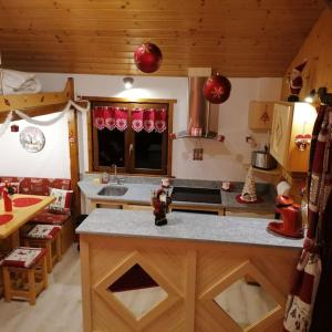 uma cozinha com um lavatório e uma bancada em Mazot le Petit Drus em Chamonix-Mont-Blanc