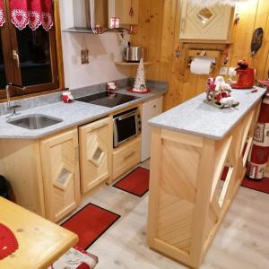 uma cozinha com um lavatório e uma bancada em Mazot le Petit Drus em Chamonix-Mont-Blanc