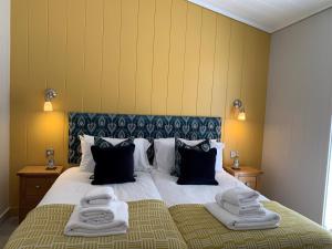 a bedroom with a bed with towels on it at The Retreat, Strawberryfield Park in Cheddar