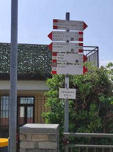 a street sign in front of a building at Appartamento vista sul lago in Musignano