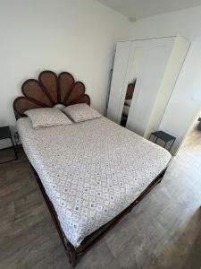 - une chambre avec un grand lit et du parquet dans l'établissement LE VINTAGE DEOLOIS - proche aéroport - spacieux, à Déols