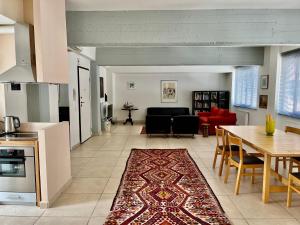 cocina y sala de estar con mesa y sillas en Monastiraki Loft AthensApart en Atenas