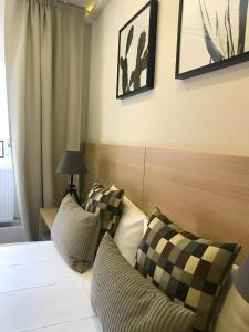 um quarto com uma cama e duas almofadas em Sleephotels em Hamburgo