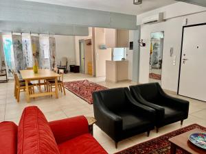 sala de estar con sofá negro y mesa en Monastiraki Loft AthensApart en Atenas