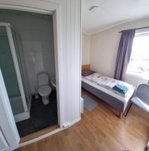 Habitación pequeña con cama y aseo en Sleep In, en Nordmannset