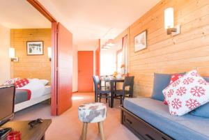 a bedroom with a bed and a room with a table at Résidence Pierre & Vacances Saskia Falaise in Avoriaz