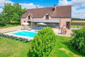 HapponvilliersにあるCrazy Villa Chalonie 28 - Heated pool - Soccer - Basket - 2h Paris - 30pのスイミングプール付きの家屋の空中ビュー