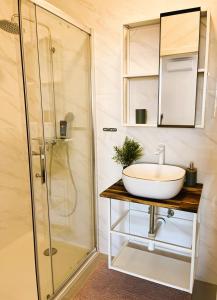 uma casa de banho com um lavatório e um chuveiro em Zamaria Apartments em Vis