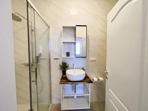 ヴィスにあるZamaria Apartmentsのバスルーム(洗面台、ガラス張りのシャワー付)
