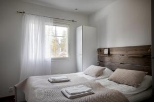 1 dormitorio con 1 cama con 2 toallas en Levillas Alppitähti Levi , Tähtitie 4 A 4 en Levi