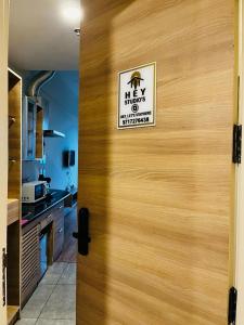 Kuchyň nebo kuchyňský kout v ubytování Modern Suites by Hey Studio's