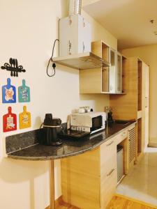 Kuchyň nebo kuchyňský kout v ubytování Modern Suites by Hey Studio's