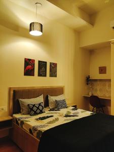 Postel nebo postele na pokoji v ubytování Modern Suites by Hey Studio's