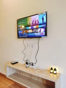 TV a/nebo společenská místnost v ubytování Modern Suites by Hey Studio's
