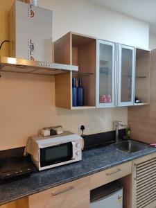 Kuchyň nebo kuchyňský kout v ubytování Modern Suites by Hey Studio's