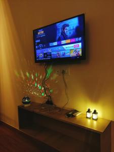 TV a/nebo společenská místnost v ubytování Modern Suites by Hey Studio's