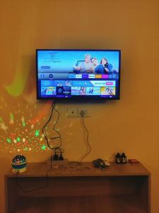 TV a/nebo společenská místnost v ubytování Modern Suites by Hey Studio's