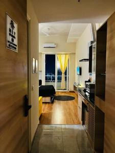 Kuchyň nebo kuchyňský kout v ubytování Modern Suites by Hey Studio's