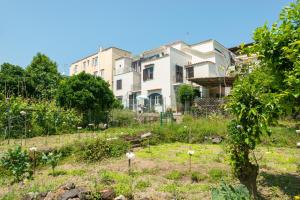 dom z ogrodem przed nim w obiekcie Villa dei Sogni - Aparthotel Ischia Ponte w mieście Ischia