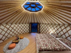 una camera con due letti in una yurta con finestra di Agriturismo Pereti a Roccatederighi