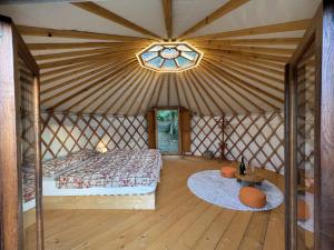 um quarto numa tenda com uma cama e uma janela em Agriturismo Pereti em Roccatederighi