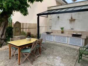 Patio lub wspólna przestrzeń na świeżym powietrzu w obiekcie Bâtisse en pierre XVII siècle 115 M² avec terrasse