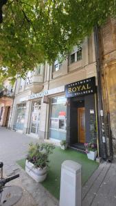 budynek na ulicy z roślinami przed nim w obiekcie Royal Wellness and Spa w mieście Ruma