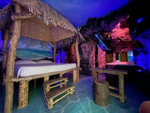 - une chambre avec un lit dans une grotte dans l'établissement Hotel Carosello, à Pontecagnano