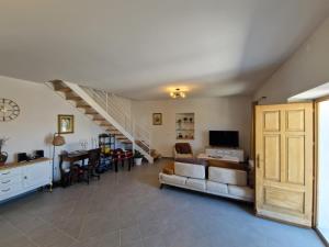 - un salon avec un canapé et un escalier dans l'établissement Villa Galleria, à Sukošan
