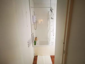 een witte badkamer met een bad en een wastafel bij Twin Room - Sutherland Place in Derby