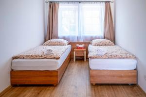 Giường trong phòng chung tại U Katalpy