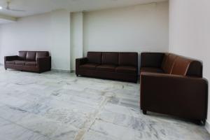Ruang duduk di Super Capital O Sri Suprabhat Grand Near Kachiguda Railway Station