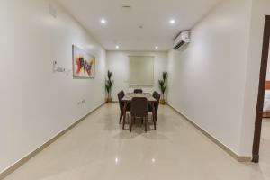 een eetkamer met een tafel en stoelen in een kamer bij شقق مسكن ايار - Ayar Residence in Riyad