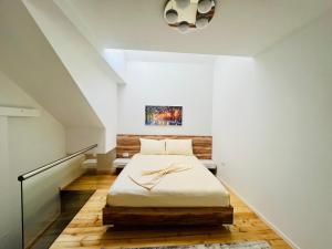 1 dormitorio con 1 cama y una pintura en la pared en Te Nana Home, en Shkodër