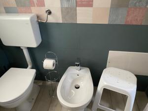 La salle de bains est pourvue de toilettes blanches et d'un bidet. dans l'établissement La casa dell’Aurora, à Falcone