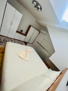 1 dormitorio con armarios blancos y 1 cama en Te Nana Home, en Shkodër