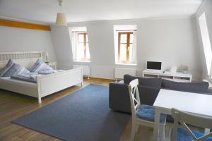 sala de estar con sofá y mesa en Pension Scharfe Ecke, en Görlitz