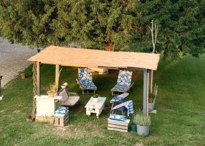 Ogród w obiekcie Bâtisse en pierre XVII siècle 115 M² avec terrasse
