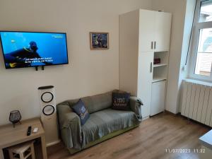Televízia a/alebo spoločenská miestnosť v ubytovaní Apartments City of Hearts 3
