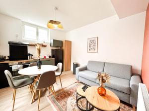 un salon avec un canapé et une table dans l'établissement Cosy Perle - T3 - Quartier des halles & Parking souterrain, à Pau
