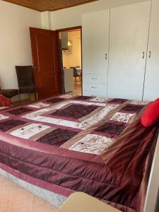 ein Schlafzimmer mit einem Bett mit einer lila Decke darauf in der Unterkunft House Damado Deluxe in Öttevény