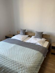 two beds sitting next to each other in a bedroom at Apartment 2 - Haus Lausitzring in Annahütte