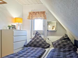 Postel nebo postele na pokoji v ubytování Ferienhaus Oll Smee 9 Huus EEN mit Terrasse, Grill und kleinem Garten