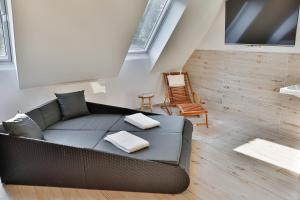 uma sala de estar com um sofá e uma cadeira em Ferienwohnungen an der Hauptspree em Kolonie