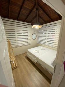 um quarto com uma cama num quarto com janelas em Arelsa Sapanca em Sapanca