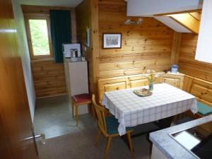 una pequeña cocina con mesa y nevera en Haus Salzmann en Sankt Gallenkirch