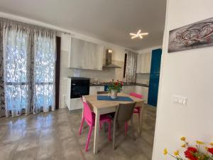 聖維托羅卡波的住宿－Casa Diamante，厨房以及带桌椅的用餐室。