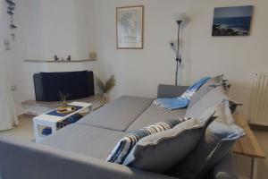 TV a/nebo společenská místnost v ubytování Simply Meraki Gytheian apt with Panoramic Sea View + 15 fotografií